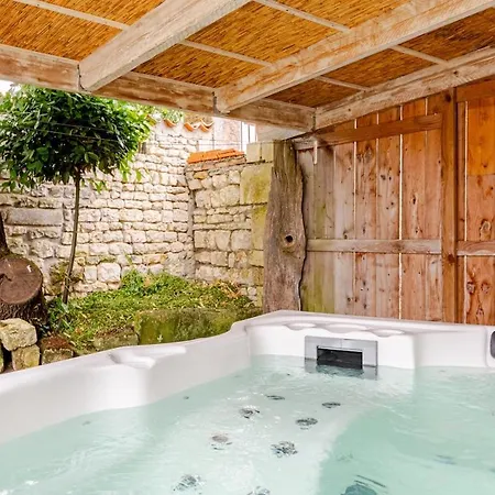 Dom wakacyjny L'atelier Du Clos Avec Jacuzzi *