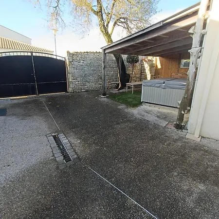 Dom wakacyjny L'atelier Du Clos Avec Jacuzzi